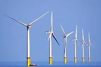 Pobřežní větrnou elektrárnu Walney tvoří 102 turbín.