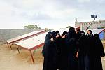Jemenské ženy si kousek od fronty staví malé solární elektrárny