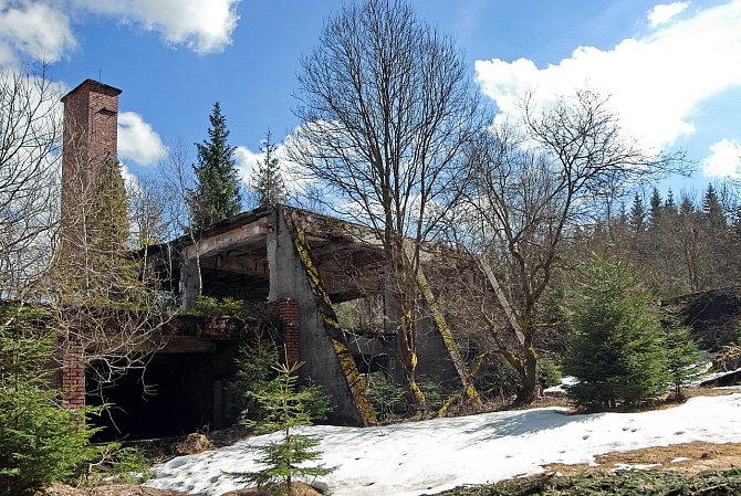 Ruiny úpravny u šachty Otto v Přebuzi.