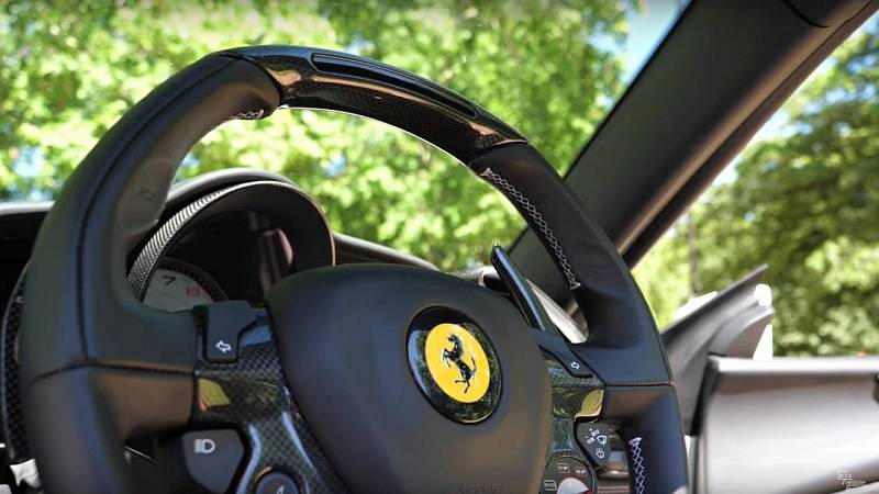 Ferrari 488 Spider s příplatky v hodnotě přes 3 miliony.