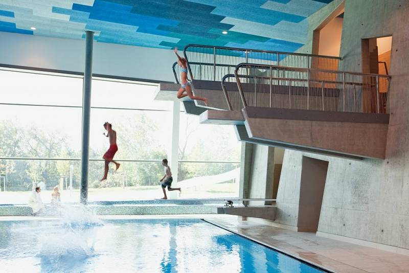 Skokanské věže do hlubokého bazénu v Therme Wien