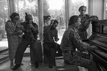 Voják hraje na klavír po skončení bojů v Suchumi v říjnu 1993 během abchazsko-gruzínské války. Ukončení násilí předcházel hrozivý masakr. Z knihy Dědictví říše, vydané v roce 2004