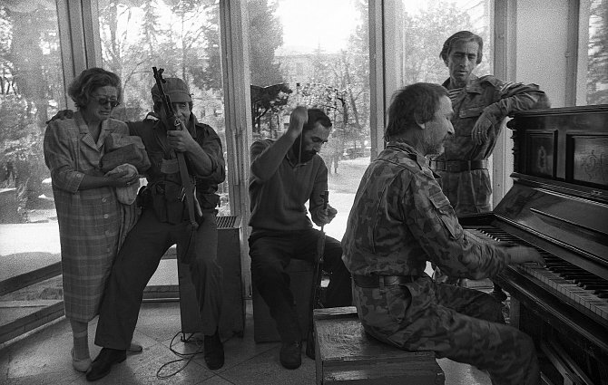 Voják hraje na klavír po skončení bojů v Suchumi v říjnu 1993 během abchazsko-gruzínské války. Ukončení násilí předcházel hrozivý masakr. Z knihy Dědictví říše, vydané v roce 2004