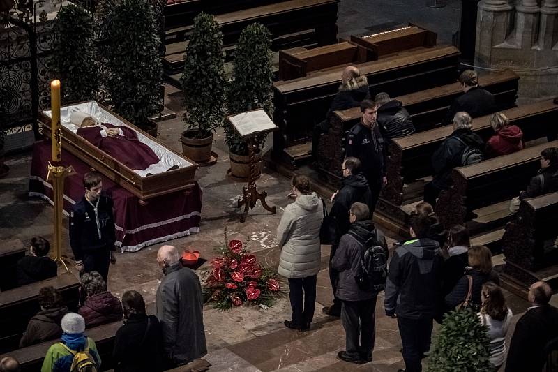 Lidé se přicházeli rozloučit se zesnulým kardinálem Miloslavem Vlkem 23. března do katedrály sv. Víta v Praze.