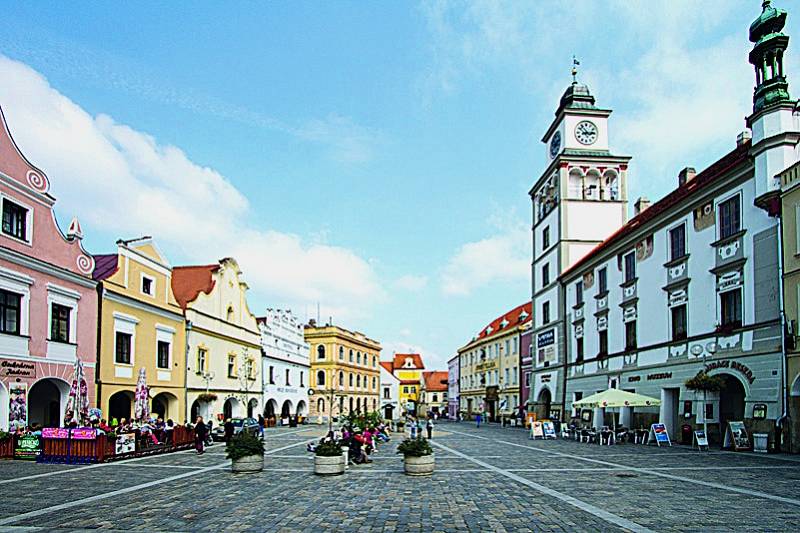 Přirozeným centrem Třeboně je Masarykovo náměstí, které obklopují měšťanské domy s renesančními a barokními štíty a podloubími.