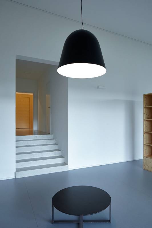Interiér domu v Litvínovicích je pak stejně minimalistický jako exteriér.