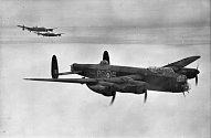 Tři Lancastery B Mark III z 619. perutě RAF. Letoun v popředí byl zničen při nouzovém přistání po návratu z nešťastného norimberského náletu z 30. na 31. března 1944. Posádka havárii přežila, ale později byli všichni zabiti v akci