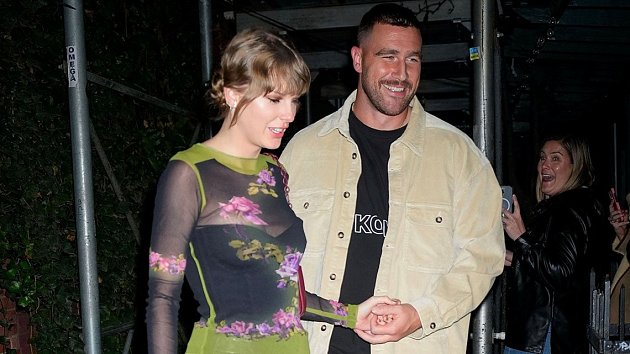 Hvězda NFL Travis Kelce po boku své přítelkyně a slavné zpěvačky Taylor Swift.