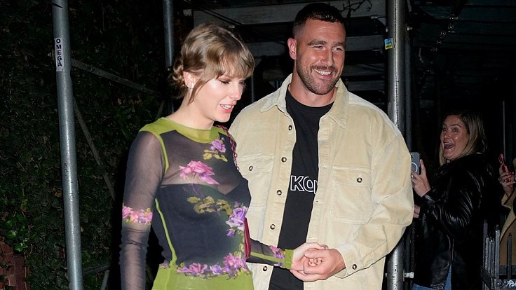 Hvězda NFL Travis Kelce po boku své přítelkyně a slavné zpěvačky Taylor Swift