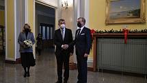 Bývalý premiér z ANO Andrej Babiš (vlevo) vítá svého nástupce Petra Fialu z ODS v sídle úřadu vlády ve Strakově akademii, 17. prosince 2021 v Praze.