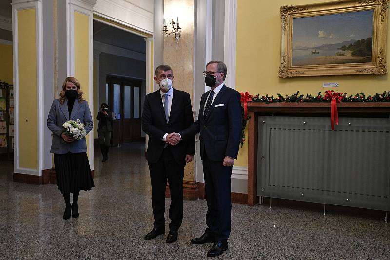 Bývalý premiér z ANO Andrej Babiš (vlevo) vítá svého nástupce Petra Fialu z ODS v sídle úřadu vlády ve Strakově akademii, 17. prosince 2021 v Praze.