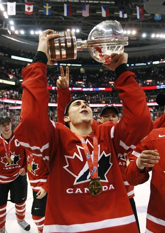 Kanadský útočník Jordan Eberle s trofejí mistrů světa.