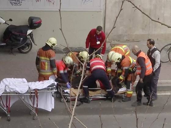 Záchranáři ošetřují zraněného po explozích v bruselském metru. 