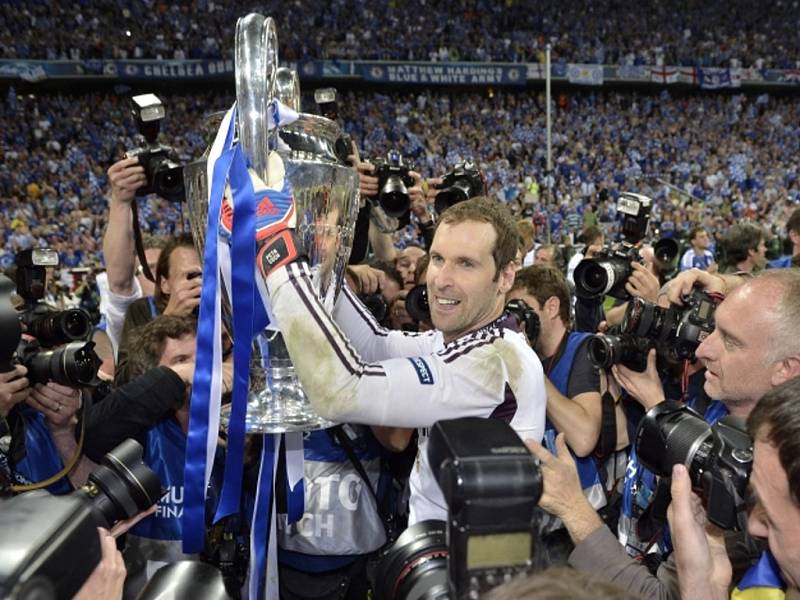 Brankář Chelsea Petr Čech s pohárem pro vítěze Ligy mistrů.