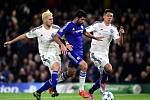 Diego Costa z Chelsea (uprostřed) se snaží prosadit proti Dynamu Kyjev.