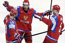Hokejisté Ruska (zleva) Jevgenij Birjukov, Alexander Svitov a Ilja Nikulin se radují z gólu proti Lotyšsku. 