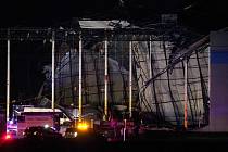 Záchranáři pracovali 10. prosince 2O21 u bouří poškozeného centra společnosti Amazon v americkém Edwardsville