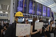 Protivládní protest na letišti v Hongkongu