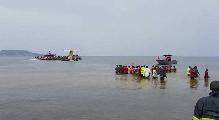 Záchranáři zasahují u dopravního letadla společnosti Precision Air, které skončilo ve Viktoriině jezeře v Bukobě na západě Tanzanie 6. listopadu 2022.
