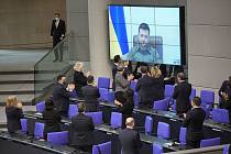 Ukrajinský prezident Volodymyr Zelenskyj hovoří k poslancům německého Bundestagu.
