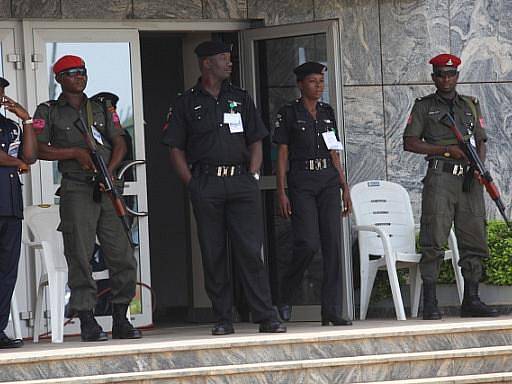 Na severu Nigérie vypukly násilné protesty proti vítězství dosavadního prezidenta Goodlucka Jonathana v sobotních volbách. 