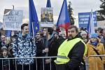 Zhruba 200 demonstrujících lidí se 16. prosince 2017 vydalo před pražský TOP hotel, kde se koná konference evropských protiimigračních stran pořádané hnutím Svoboda a přímá demokracie (SPD). 