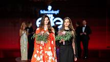 Vítězky Schwarzkopf Elite Model Look 2021. Vlevo vítězka pro Slovenskou republiku Lenka Saturyová, vpravo vítězka pro Českou republiku Amélie Konšelová.