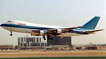 Inkriminované nákladní letadlo se objevilo asi šest týdnů před tragickou nehodou, dne 23. srpna 1992, na mezinárodním letišti v Los Angeles