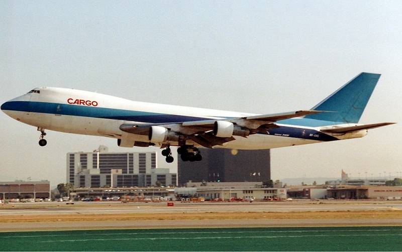 Inkriminované nákladní letadlo se objevilo asi šest týdnů před tragickou nehodou, dne 23. srpna 1992, na mezinárodním letišti v Los Angeles