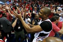 Al Horford slaví s fanoušky výhru Atlanty