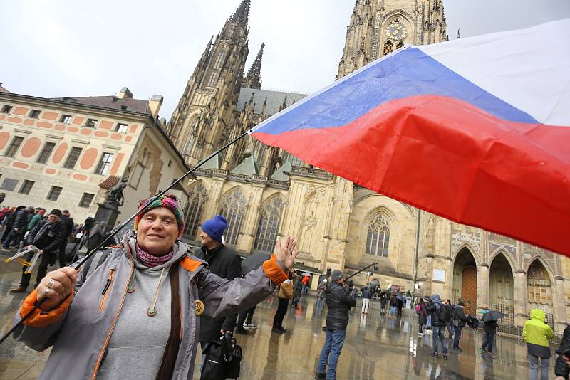 Na nádvoří Pražského hradu přišli inauguraci nového prezidenta sledovat příznivci Petra Pavla