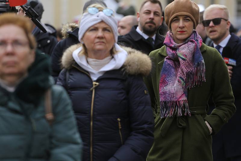 Inauguraci Petra Pavla sledovalo zaplněné nádvoří Pražského hradu. Nový český prezident k lidem promluvil z balkonu, zazněla i hymna