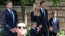 S manželem a dětmi na pohřbu své matky Ivany Trumpové.
