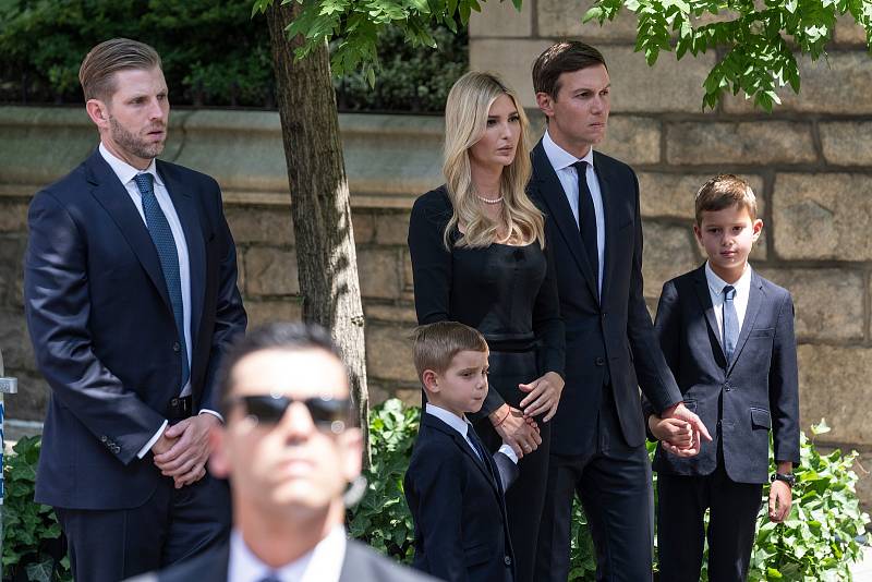 S manželem a dětmi na pohřbu své matky Ivany Trumpové.