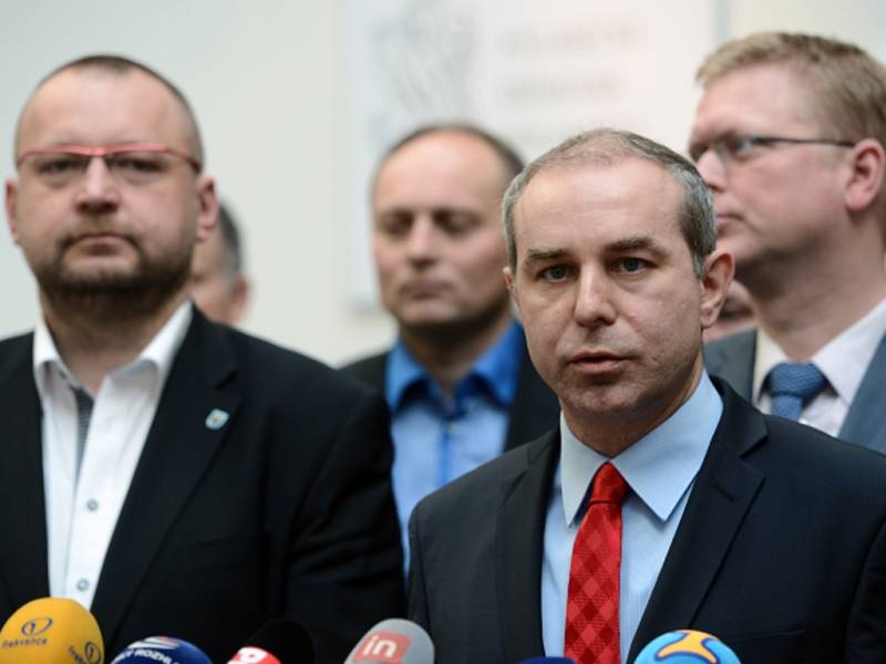 Předseda KDU-ČSL Pavel Bělobrádek (vpravo), místopředseda strany Jan Bartošek (vlevo) a předseda lidoveckého poslaneckého klubu Jiří Mihola.