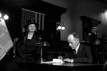 Americká sériová vražedkyně Louise Peeteová čelí u soudu v Los Angeles obvinění z vraždy 1. stupně, jíž se dopustila zavražděním Jacoba C. Dentona. Její soud začal 21. ledna 1921 a stal se celonárodní senzací, pokrývali ho novináři z celých USA.