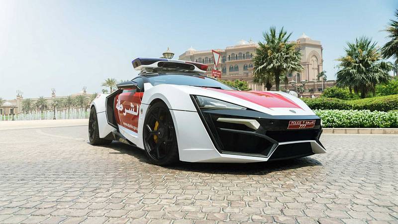 První ze sedmi vyrobených automobilů Lykan HyperSport slouží u policejních složek v Abú Dhabí