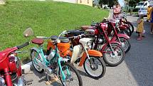 Mezi sběrateli jsou motocykly českých značek Jawa nebo ČZ velmi oblíbené. Snímek je z loňského srazu v Rymicích na Kroměřížsku.