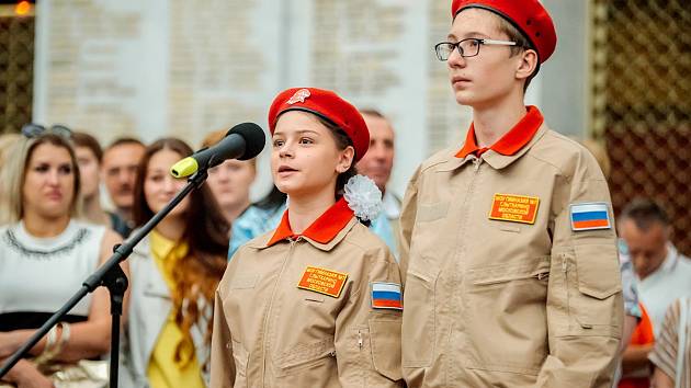 V ruské mládežnické branné organizaci Junarmija jsou sotva dospělí chlapci.