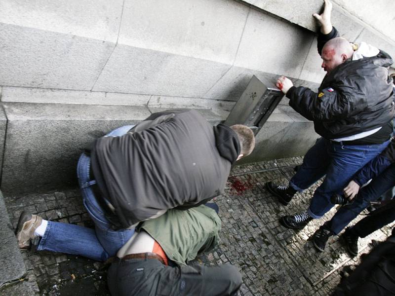 K bitce mezi nacisty a anarchisty došlo 10. listopadu na výročí křišťálové noci před Právnickou fakultou v Praze.