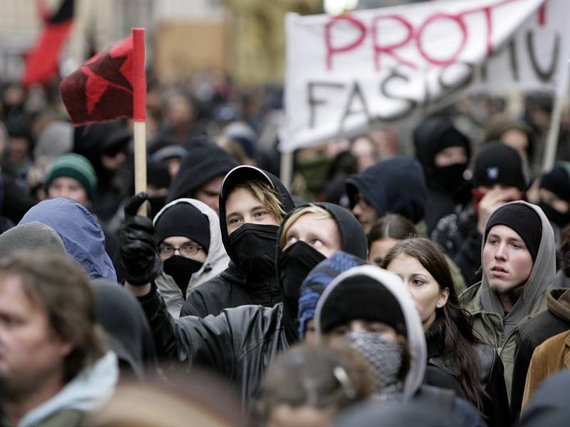 Stovky mladých anarchistů se sešly na protest proti plánovanému pochodu nacionalistů v den výročí křišťálové noci. Pochod směřoval z Náměstí republiky na Staré město.