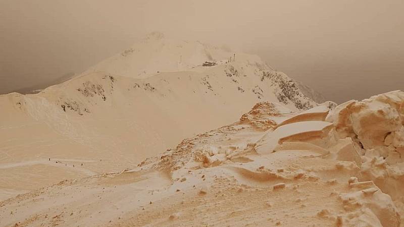 Písek a prach zavál nad území Evropy vítr ze Sahary.