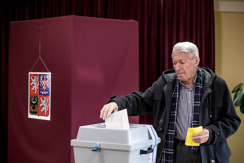 Lidé volili ve druhém kole prezidentských voleb 26. ledna v pražských Lysolajích.