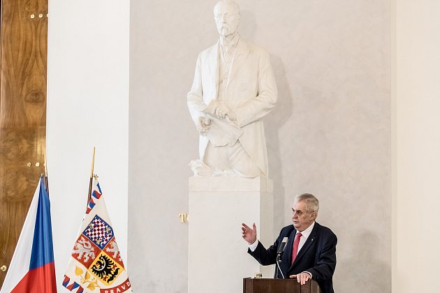 Prezident Miloš Zeman ohlásil 10. března 2017 na Pražském hradě svoji kandidaturu na prezidenta.