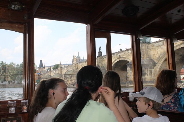 Společnost Pražské Benátky Zdeňka Bergmana vozí návštěvníky na lodích po Vltavě a také provozuje Muzeum Karlova mostu
