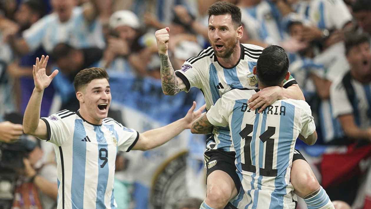 Mesiáš spasil Argentinu. Božský Messi dál živí svůj sen, při oslavách se rozjel