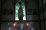 Oltář růžencové lesní kaple v tzv. Ticháčkově lese nedaleko obce Suchý Důl