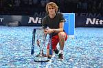 Alexander Zverev s trofejí pro vítěze Turnaje mistrů.