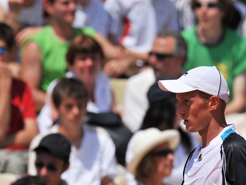 Nikolaj Davyděnko během úvodního duelu na Roland Garros. 