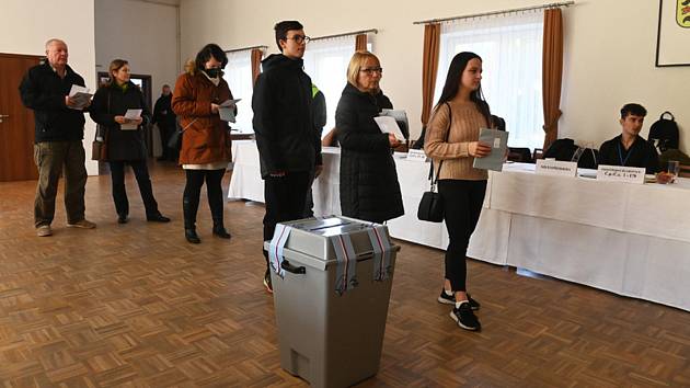Lidé čekají frontu ve volební místnosti při prvním kole prezidentských voleb, 14. ledna 2023